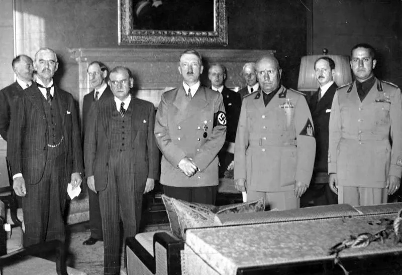 Chamberlain, Daladier, Hitler, Mussolini et Ciano réunis avant la signature des accords de Munich, le 29 septembre 1938