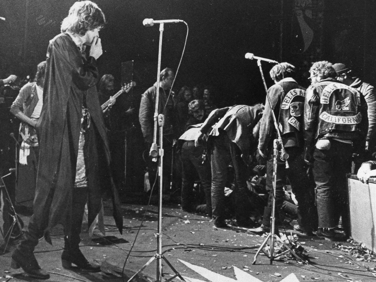 Mick Jagger sur scène au festival d’Altamont le 6 décembre 1969, tandis que des Hells Angels traversent la scène pendant une bagarre