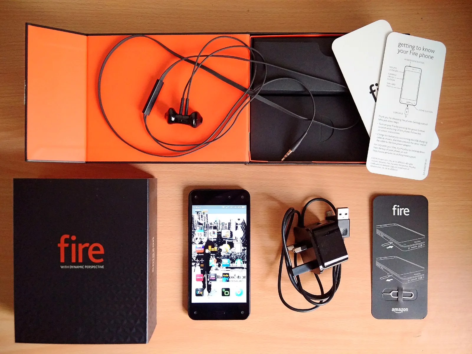 Le smartphone Amazon Fire Phone déballé, avec son emballage et ses accessoires d’origine