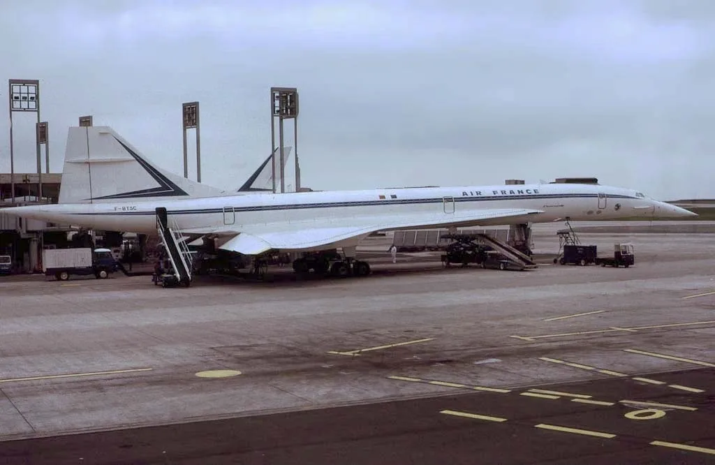 Le Concorde Air France immatriculé F-BTSC, l’appareil impliqué dans le crash de 2000, photographié à l’aéroport Charles-de-Gaulle en 1975