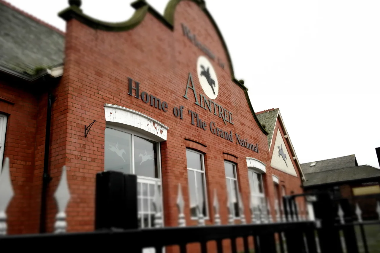 Entrée de l’hippodrome d’Aintree, théâtre de la chute de Devon Loch lors du Grand National 1956