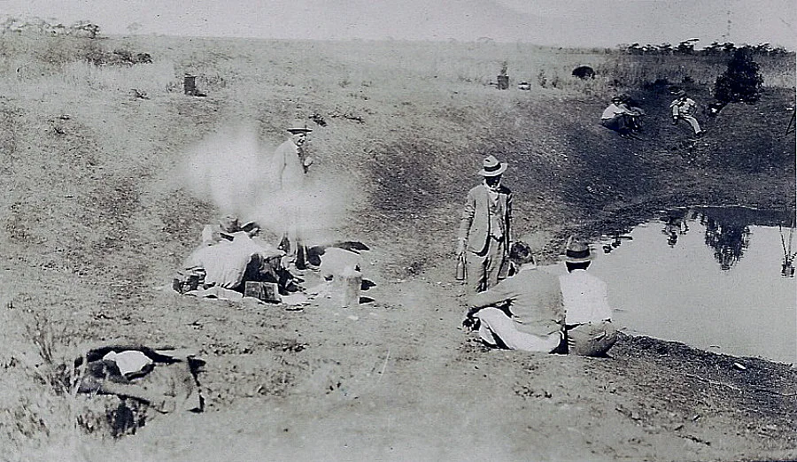 Soldats australiens de l’artillerie royale au repos lors de la campagne contre les émeus, en Australie-Occidentale, novembre-décembre 1932