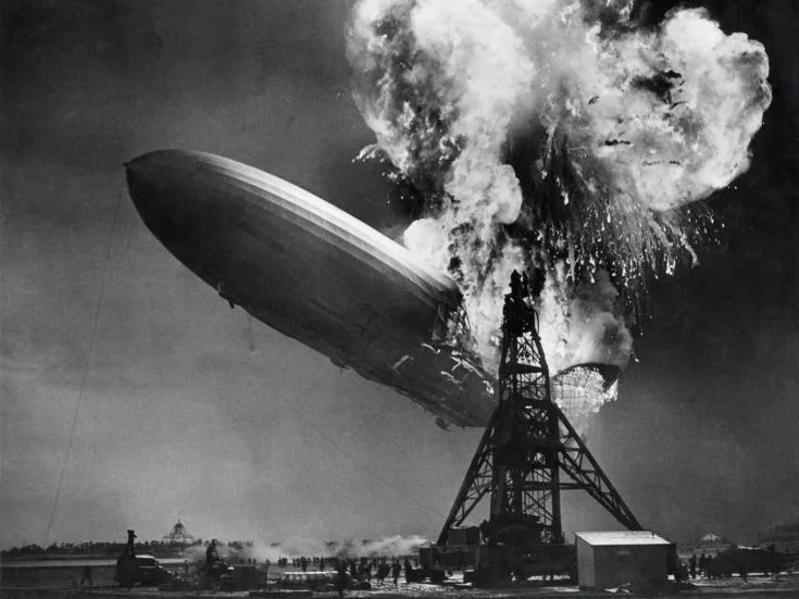 Le dirigeable Hindenburg en flammes au-dessus de la base aéronavale de Lakehurst, le 6 mai 1937