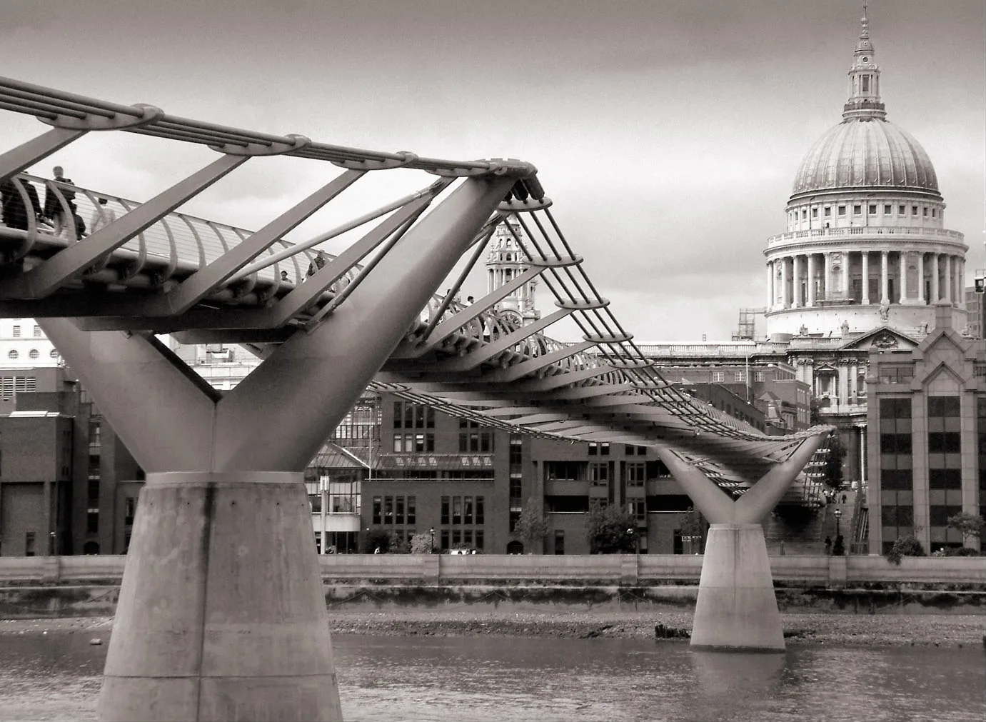 Le Millennium Bridge de Londres, tristement célèbre pour son balancement à l’ouverture