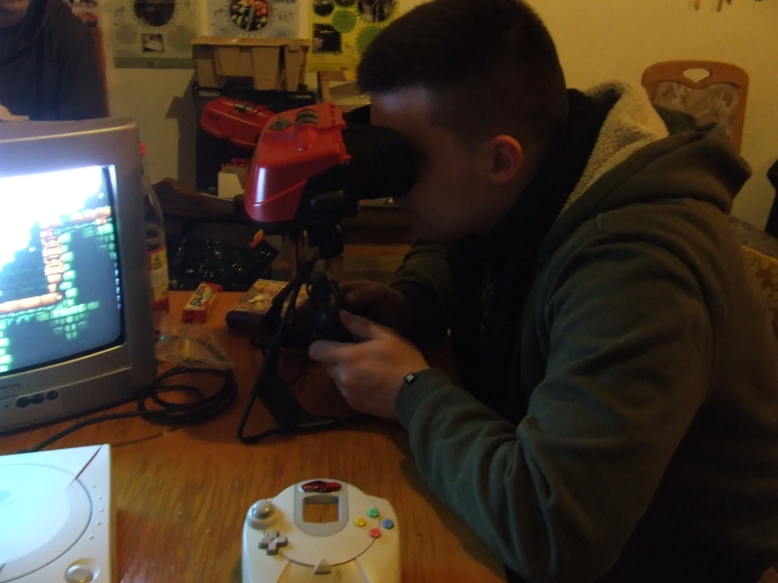 La console Nintendo Virtual Boy et son viseur binoculaire de table