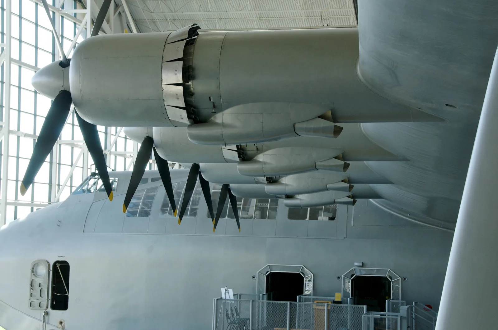 Le Hughes H-4 Hercules, surnommé « Spruce Goose », l’hydravion géant en bois d’Howard Hughes