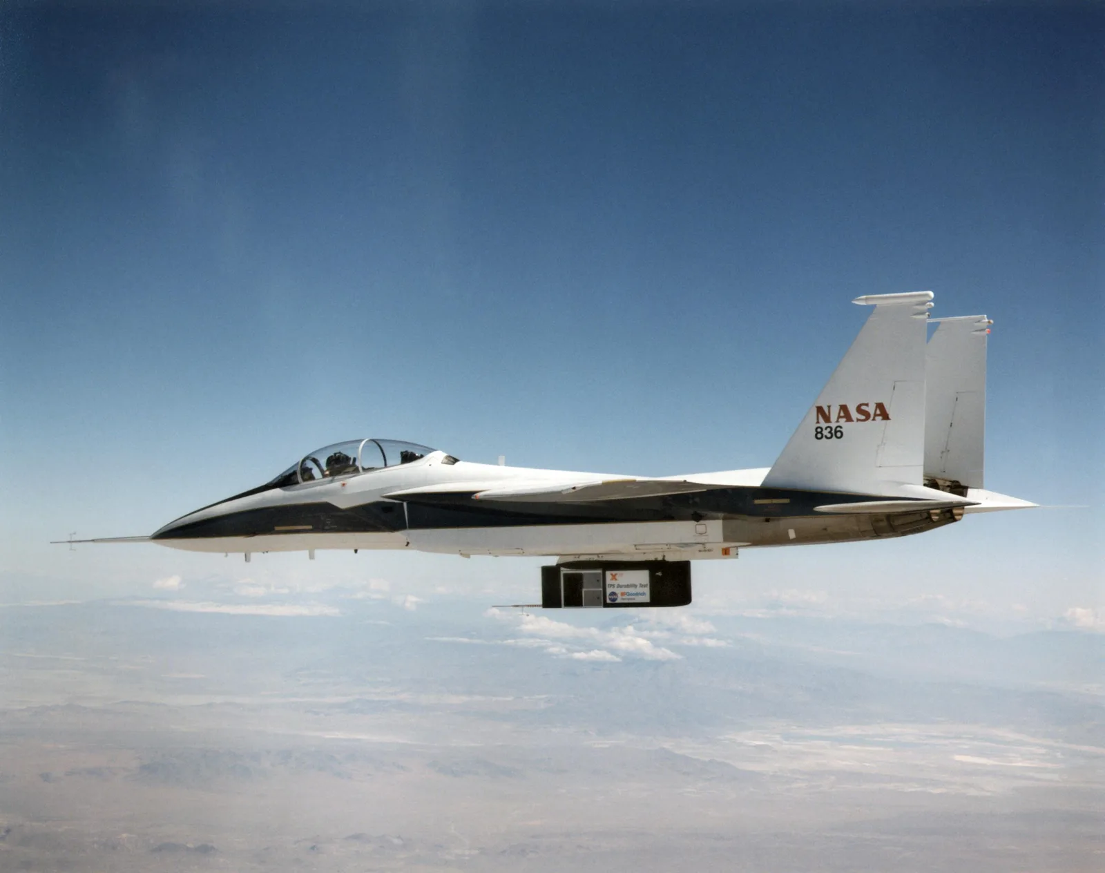 Un élément du bouclier thermique (Thermal Protection System) du X-33 fixé sous un avion F-15B pour des essais en vol, en 1998